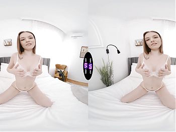TmwVRnet - Silvia Wise - Little spicy show in bed